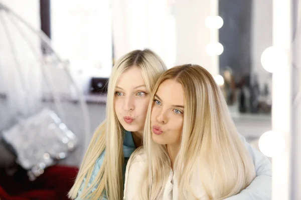Deux Jolies Filles Blondes Souriantes Qui Amusent Regardent Dans Miroir — Photo