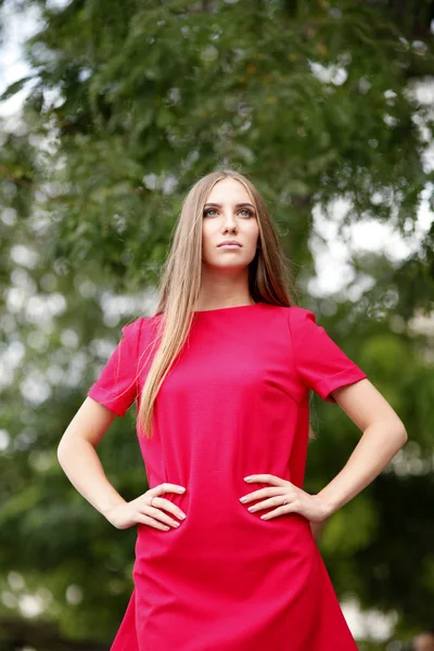 Hermosa Chica Con Pelo Largo Vestido Rojo — Foto de Stock