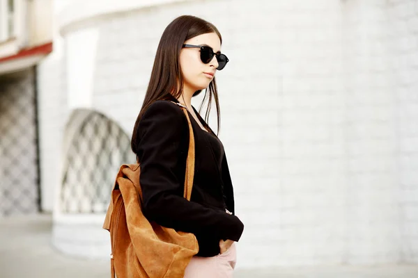 美丽的年轻学生嬉皮士女孩与健康的直发穿着黑色夹克和太阳镜 街道风格 — 图库照片