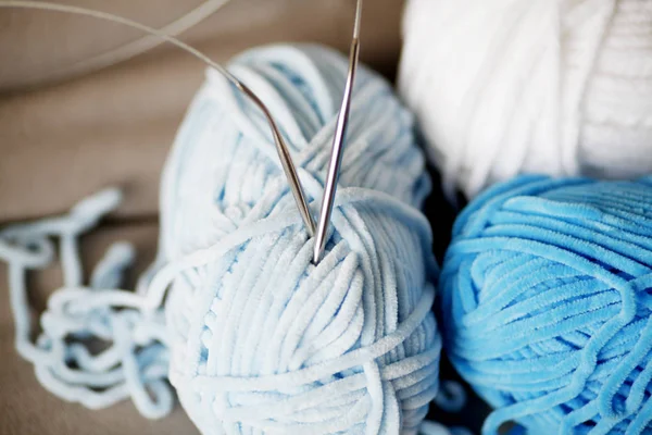 Nahaufnahme Von Buntem Stricken Mit Stricknadeln Über Grauem Hintergrund — Stockfoto