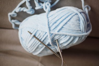 Closeup ile örgü iğneleri gri arka plan üzerinde renkli örgü