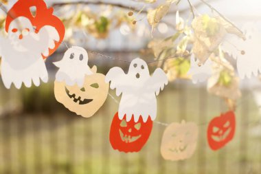 Sonbahar renkli ağacın yaprakları ile üzerinde closeup Halloween süslemeleri astı