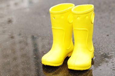 Portre gündüz ıslak asfalt üzerine yerleştirilen çocukça sakız çizme