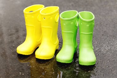 Portre gündüz ıslak asfalt üzerine yerleştirilen çocukça sakız çizme