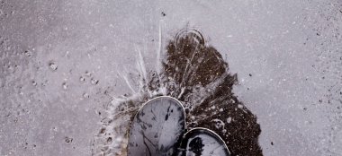 Tatlı su birikintisine gündüz ayakta lastik bot giyen kişi bacak 