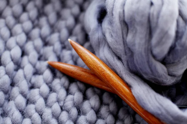 Closeup Grey Knitted Pattern Knitting Needles — Stock Photo, Image