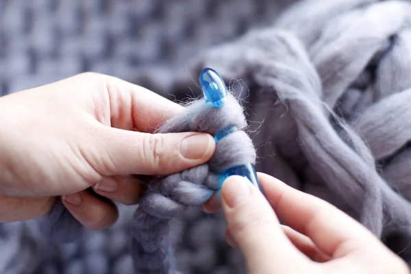 Nahaufnahme Weiblicher Hände Beim Stricken Mit Blauer Stricknadel Über Grauem — Stockfoto