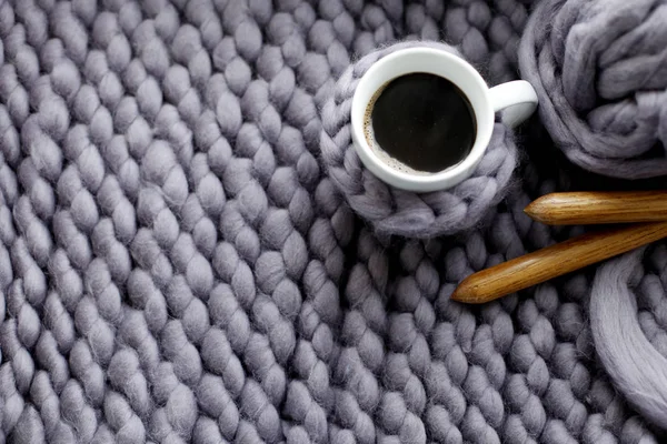 Nahaufnahme Einer Tasse Kaffee Über Grauem Strickmuster — Stockfoto