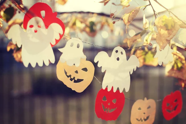 Sonbahar renkli ağacın yaprakları ile üzerinde closeup Halloween süslemeleri astı