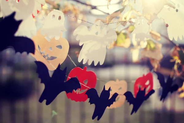 葉と秋の色の木の枝に絞首刑にクローズ アップのハロウィーンの飾り — ストック写真