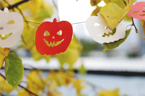 葉と秋の色の木の枝に絞首刑にクローズ アップのハロウィーンの飾り — ストック写真
