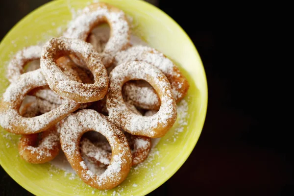 Close Rosquinhas Fritas Placa Verde — Fotografia de Stock