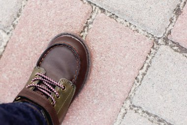 Alt bacaklar kahverengi deri closeup ayakta açık havada gündüz çizme