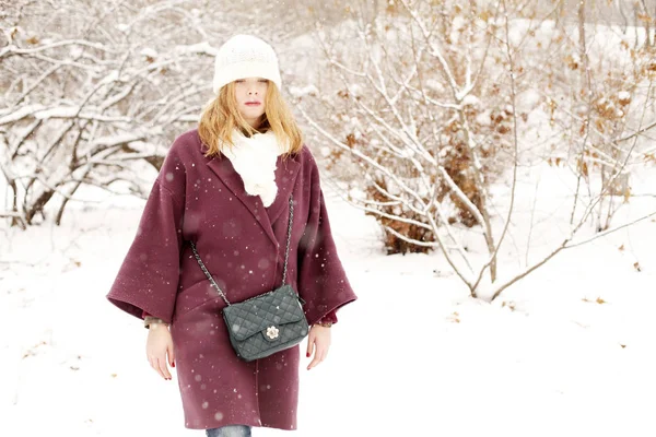 昼間で冬の公園を歩いて冬の服を着て美若い女性 — ストック写真