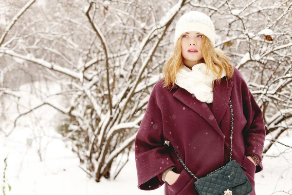Bellezza Giovane Donna Che Indossa Vestiti Invernali Passeggiando Nel Parco — Foto Stock