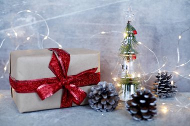 Noel arka plan ile köknar ağacı süsle