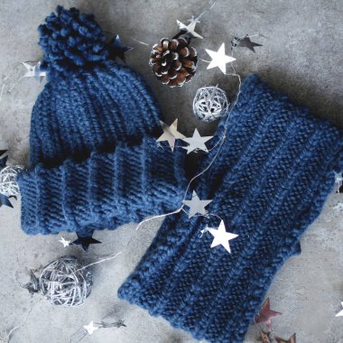 Pom Pom ile Yün şapka örgü. Düz yatıyordu moda kış arka plan