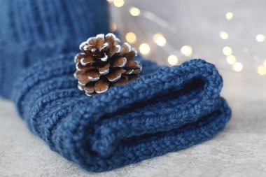 Pom Pom ile Yün şapka örgü. Düz yatıyordu moda kış arka plan