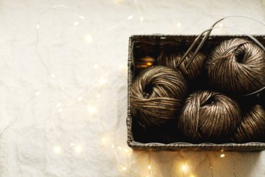 İplik, iğneler ve pencere, closeup mum ile örme sepet