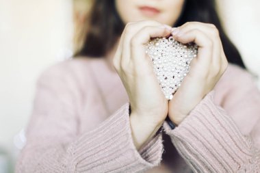 Kış kazak, kız holding oyuncak Noel ağacı için giymiş esmer kadın portresi portre