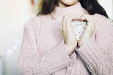 Kış kazak, kız holding oyuncak Noel ağacı için giymiş esmer kadın portresi portre