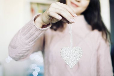 Kış kazak, kız holding oyuncak Noel ağacı için giymiş esmer kadın portresi portre