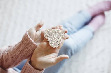 Erkek küçük inci kalp tutan eller