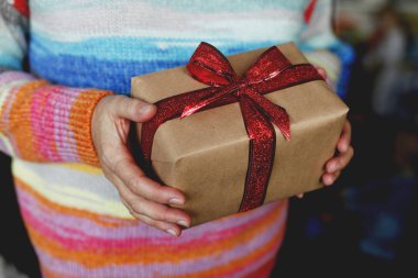 Kış giysileri hediye kutusu Noel zamanı önce tutan genç kadında doz kırpılmış