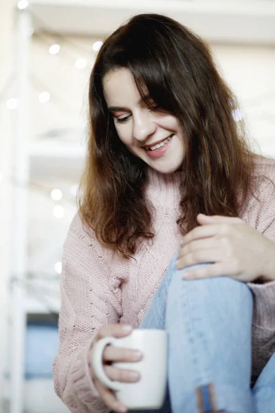 Closeup Retrato Beleza Morena Mulher Vestindo Jeans Azul Camisola Inverno — Fotografia de Stock