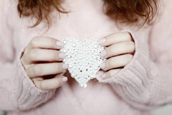 Mãos Femininas Segurando Pequeno Coração Pérola — Fotografia de Stock