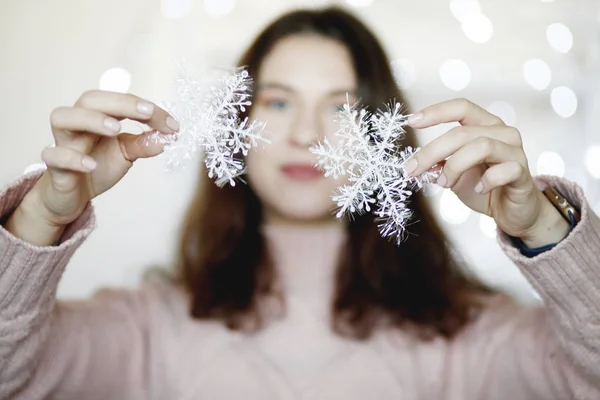 Closeup Portret Van Brunette Vrouw Dragen Winter Trui Meisje Bedrijf — Stockfoto