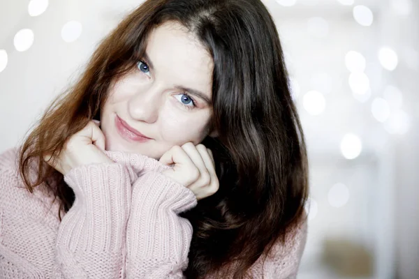 Primer Plano Retrato Belleza Morena Mujer Usando Suéter Invierno Fondo — Foto de Stock
