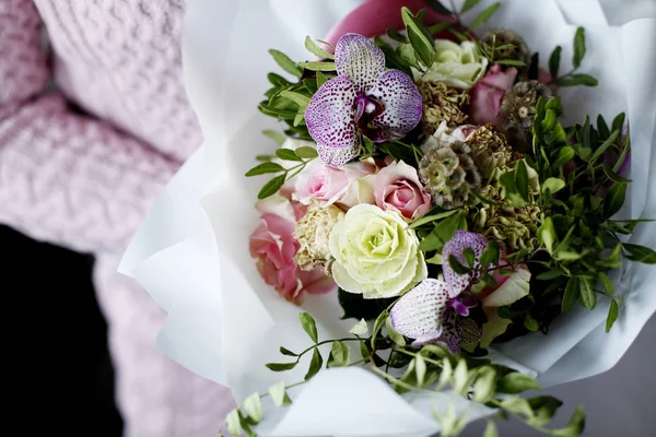Plan Recadré Jeune Femme Vêtements Hiver Tenant Petit Bouquet Fleurs — Photo