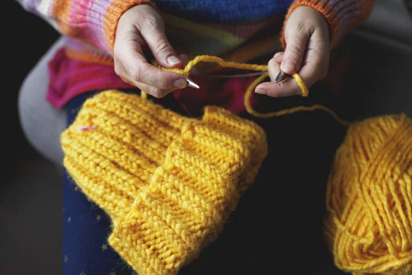 Bijgesneden Schot Van Jonge Vrouw Winterkleren Garen Bedrijf Handen — Stockfoto