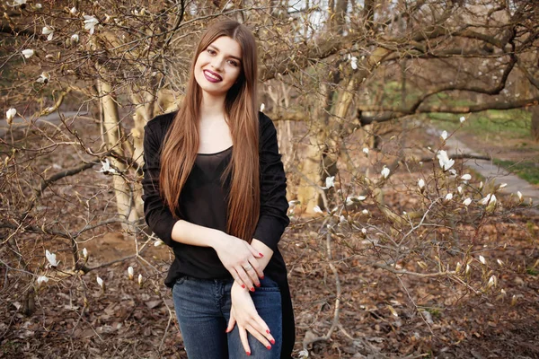 Beleza Jovem Apreciando Natureza Flores Magnólia Primavera Menina Morena Bonita — Fotografia de Stock