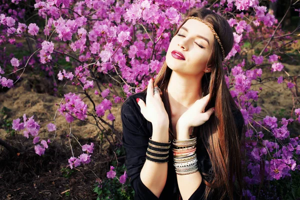 Venkovní Vysoce Módní Portrét Mladé Ženy Modelu Pózování Boho Chic — Stock fotografie