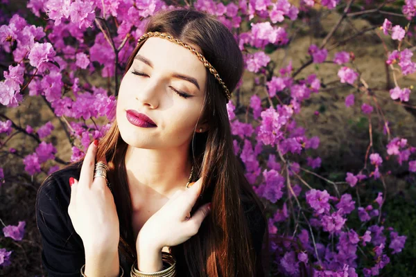 Retrato Alta Moda Livre Modelo Jovem Mulher Posando Com Acessórios — Fotografia de Stock