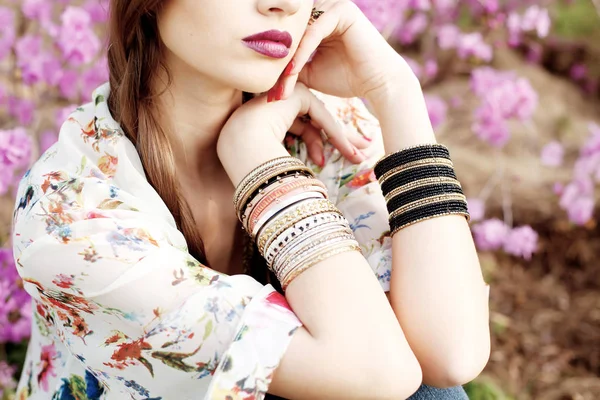 Outdoor High Fashion Portrait Young Woman Model Posing Trendy Accessories — Stock Photo, Image