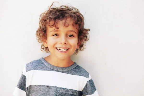 Beyaz arka plan üzerinde komik küçük çocuk