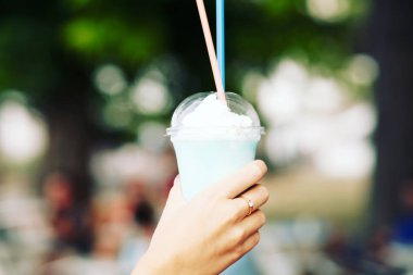 kadın sütlü kokteyl ve ellerde acıbadem kurabiyesi