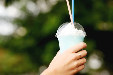 kadın sütlü kokteyl ve ellerde acıbadem kurabiyesi