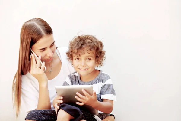 Madre Hijo Preadolescente Usando Tableta Teléfono Inteligente Familia Moderna Vuelta — Foto de Stock