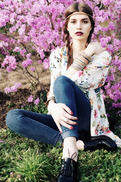 Outdoor High Fashion Porträt Einer Jungen Frau Modell Posiert Mit — Stockfoto