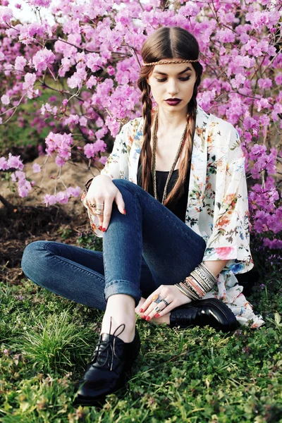 Retrato Alta Moda Livre Modelo Jovem Mulher Posando Com Acessórios — Fotografia de Stock