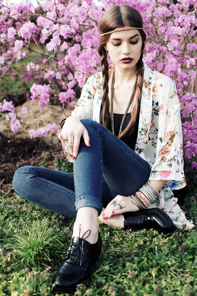 Retrato Alta Moda Livre Modelo Jovem Mulher Posando Com Acessórios — Fotografia de Stock