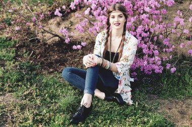 Açık yüksek moda portre genç kadın modeli, moda aksesuarları ve boho şık giysileri ile poz. Yong kadın Yaz Festivali. Sokak tarzı kavramı tonda fotoğraf tarzı instagram filtreleri