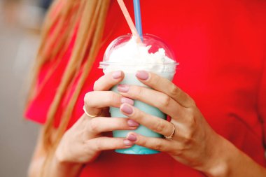 kadın sütlü kokteyl ve ellerde acıbadem kurabiyesi