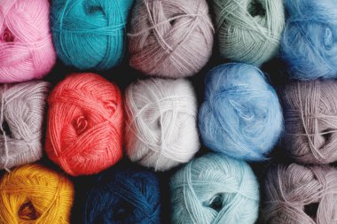 Kutuda renkli örgü lerin kapatılması