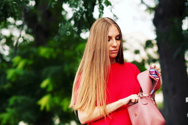 Närbild porträtt av en rolig unga swag flicka på grönskande trädgård lyssna på musik i hörlurar från smart telefon mp3-spelare. — Stockfoto