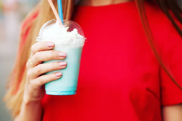 Mujer con cóctel de leche y macarrón en las manos —  Fotos de Stock